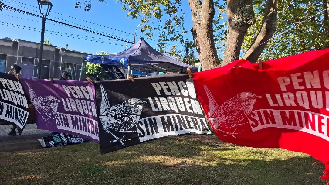 Banner against mining in Penco